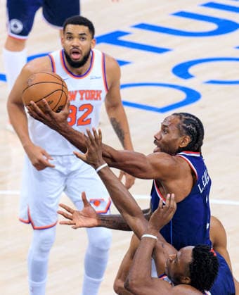 March 9, 2026, Inglewood, California, USA: Kawhi Leonard 2 of the Los Angeles Clippers drives for a layup during their 2026 NBA, Basketball Herren, USA regular season game against the New York Knicks on Monday March 9, 2026 at Intuit Dome Arena in Inglewood, California. Clippers defeat Knicks, 126-118. JAVIER ROJAS PI Inglewood USA - ZUMAp124 20260309_zaa_p124_083 Copyright: xJavierxRojasx