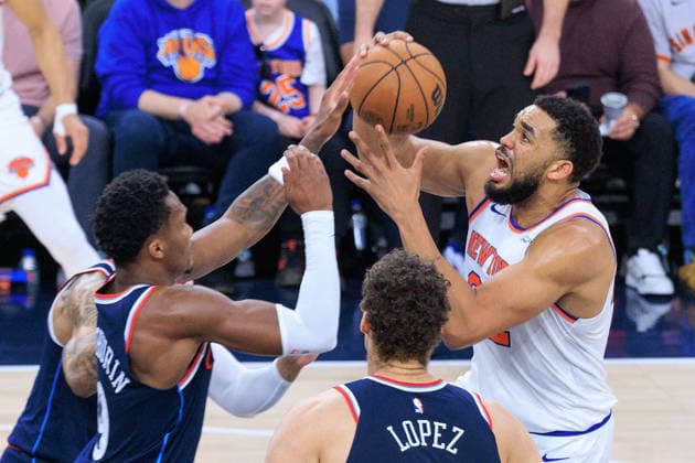 March 9, 2026, Inglewood, California, USA: Karl-Anthony Towns 32 of the New York Knicks drives past Bennedict Mathurin 9 of the LA Clippers as he goes for a layup during a 2026 NBA, Basketball Herren, USA regular season game on Monday March 9, 2026 at Intuit Dome Arena in Inglewood, California. Clippers defeat Knicks, 126-118. JAVIER ROJAS PI Clippers Vs. Knicks  - ZUMAp124 20260309_zaa_p124_086 Copyright: xJavierxRojasx