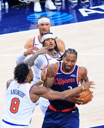 March 9, 2026, Inglewood, California, USA: Kawhi Leonard 2 of the Los Angeles Clippers is blocked by OG Anunoby 8 of the New York Knicks during a 2026 NBA, Basketball Herren, USA regular season game on Monday March 9, 2026 at Intuit Dome Arena in Inglewood, California. Clippers defeat Knicks, 126-118. JAVIER ROJAS PI Inglewood USA - ZUMAp124 20260309_zaa_p124_087 Copyright: xJavierxRojasx