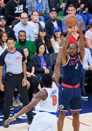 March 9, 2026, Inglewood, California, USA: Kawhi Leonard 2 of the Los Angeles Clippers puts up a shot over OG Anunoby 8 of the New York Knicks during a 2026 NBA, Basketball Herren, USA regular season game on Monday March 9, 2026 at Intuit Dome Arena in Inglewood, California. Clippers defeat Knicks, 126-118. JAVIER ROJAS PI Inglewood USA - ZUMAp124 20260309_zaa_p124_089 Copyright: xJavierxRojasx