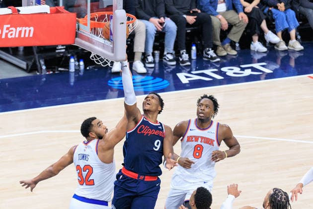 March 9, 2026, Inglewood, California, USA: Bennedict Mathurin 9 of the Los Angeles Clippers puts up a layup past Karl-Anthony Towns 32 and OG Anunoby 8 of the New York Knicks during a 2026 NBA, Basketball Herren, USA regular season game on Monday March 9, 2026 at Intuit Dome Arena in Inglewood, California. Clippers defeat Knicks, 126-118. JAVIER ROJAS PI Inglewood USA - ZUMAp124 20260309_zaa_p124_090 Copyright: xJavierxRojasx