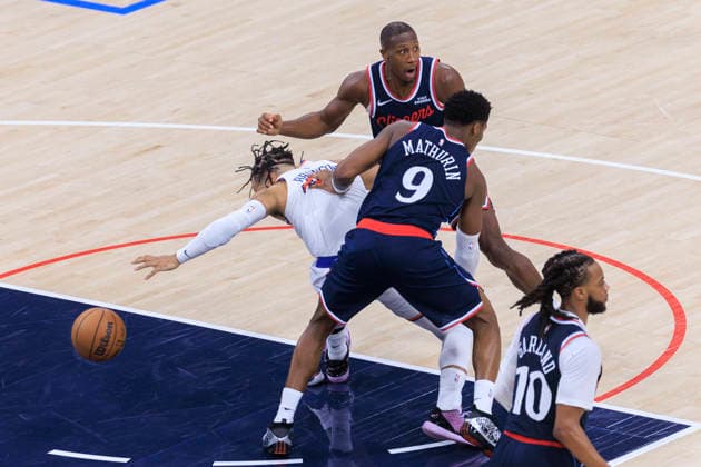 March 9, 2026, Inglewood, California, USA: Kris Dunn 8 of the Los Angeles Clippers receives a whistle for fouling Jalen Brunson 11 of the New York Knicks during their regular season NBA, Basketball Herren, USA game on Monday March 9, 2026 at Intuit Dome in Inglewood, California. Clippers defeat Knicks, 126-118. ARIANA RUIZ PI Inglewood USA - ZUMAp124 20260309_zaa_p124_102 Copyright: xArianaxRuizx