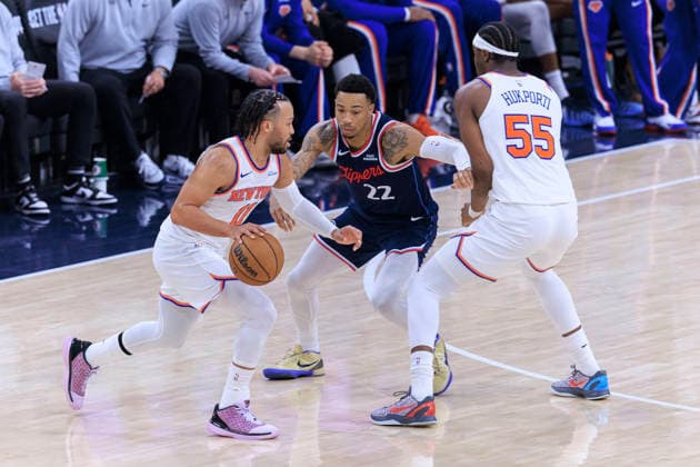 March 9, 2026, Inglewood, California, USA: Ariel Hukporti 55 of the New York Knicks sets up a screen on Jordan Miller 22 of the Los Angeles Clippers for teammate Jalen Brunson 11 during their regular season NBA, Basketball Herren, USA game on Monday March 9, 2026 at Intuit Dome in Inglewood, California. Clippers defeat Knicks, 126-118. ARIANA RUIZ PI Inglewood USA - ZUMAp124 20260309_zaa_p124_104 Copyright: xArianaxRuizx