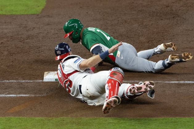 Joey Ortiz (top) of Mexico slides past Cal Raleigh of the United States in a World Baseball Classic game between the United States and Mexico at Daikin Park in Houston, United States, 09 March 2026. World Baseball Classic: United States vs Mexico !ACHTUNG: NUR REDAKTIONELLE NUTZUNG!  Copyright: xCarlosxRamírezx AME2498 20260310-55019646362_1