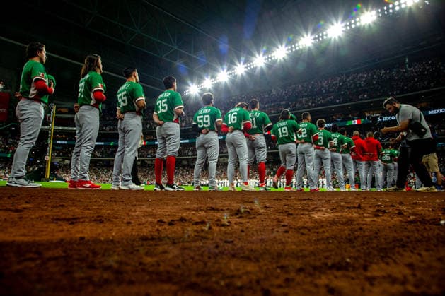 Players from Mexico form in a World Baseball Classic game between the United States and Mexico at Daikin Park in Houston, United States, 09 March 2026. World Baseball Classic: United States vs Mexico !ACHTUNG: NUR REDAKTIONELLE NUTZUNG!  Copyright: xCarlosxRamírezx AME2470 20260310-55019646378_1