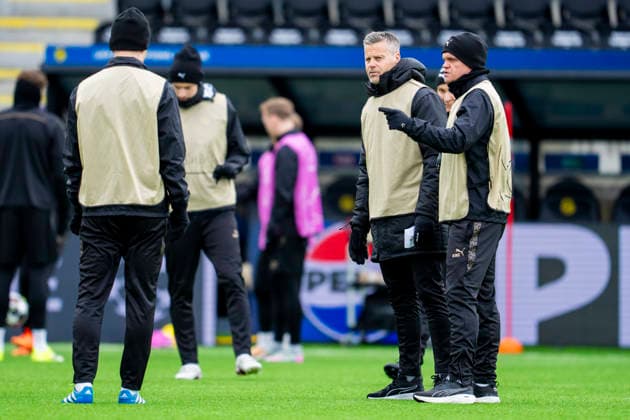 Football, training with Bodo Glimt Bodo, Norway 20260310 Bodo Glimt s coach Kjetil Knutsen and assistant coach Gaute Helstrup during a training session with Bodo Glimt at Aspmyra stadium before the Champions League football match against Sporting Photo Fredrik Varfjell NTB Bodo Norway EDITORIAL USE ONLY RESTRICTED USE FOR BETTING COMPANIES  Copyright: xFredrikxVarfjellx xNTBx