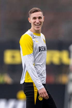 10.03.2026: Fußball: Öffentliches Training von Borussia Dortmund auf dem Trainingsgelände in Brackel. Nico Schlotterbeck (Borussia Dortmund) lacht. *** 10 03 2026 Football Borussia Dortmunds public training session at the training ground in Brackel Nico Schlotterbeck Borussia Dortmund laughs Copyright: xDavidxInderliedx