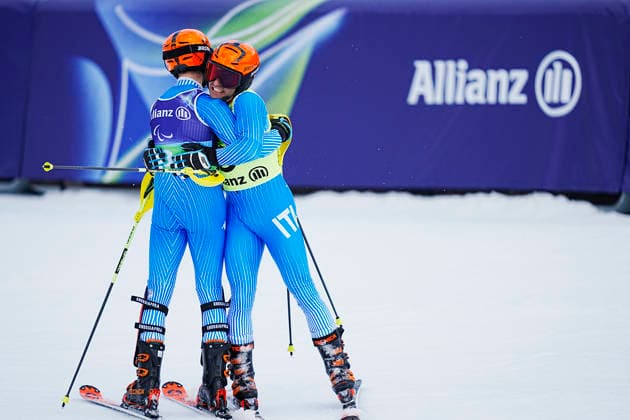 CORTINA, ITALIEN 20260310 Italiens Giacomo Bertagnolli (Höger) kramas om av sin guide Andrea Ravelli efter att ha tagit guld i herrarnas kombination i Paralympics pa Tofane Alpine Skiing Centre i Cortina, Italien. *** Bilden ingar i SPORTPAKET. För övriga BETALBILD *** CORTINA ITALIEN x9200x *** CORTINA, ITALY 20260310 Italys Giacomo Bertagnolli, right, is hugged by his guide Andrea Ravelli after winning the gold medal in the mens combined at the Paralympics at the Tofane Alpine Skiing Centre in Cortina, Italy Picture in SPORT PACKAGE For others PAY PICTURE CORTINA ITALY x9200x  Copyright: xBjörnxLarssonxRosvall TTx PARALYMPICS 2026 ALPIN KOMBINATION
