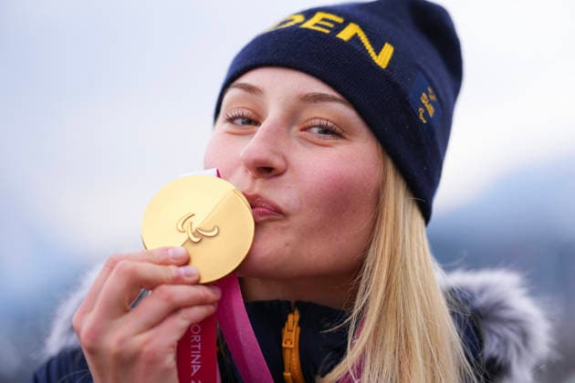 CORTINA, ITALIEN 20260310 Sveriges Ebba Arsjö med sin guldmedalj som hon tog i alpin kombination under Paralympics pa Tofane Alpine Skiing Centre i Cortina, Italien. *** Bilden ingar i SPORTPAKET. För övriga BETALBILD *** CORTINA ITALIEN x10050x *** CORTINA, ITALY 20260310 Swedens Ebba Arsjö with the gold medal she won in the Alpine Combined at the Paralympics at Tofane Alpine Skiing Centre in Cortina, Italy Picture in SPORT PACKAGE For others PAY PICTURE CORTINA ITALY x10050x  Copyright: xMagnusxLejhall ParasportxSverigex TTx PARALYMPICS 2026 ALPIN KOMBINATION