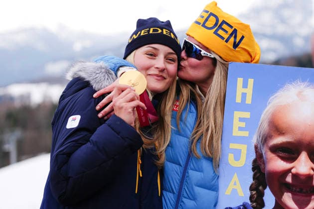 CORTINA, ITALY 20260310 Gold medalist Ebba Arsjö with her family, from left grandmother Inga-Lisa, behind stands boyfriend Joel OhlsÃ n, father Daniel Arsjö, little sister Maja Arsjö and mother Pernilla Arsjö, after winning the alpine combined in the Paralympics at the Tofane Alpine Skiing Centre in Cortina, Italy. *** The picture is included in the SPORTS PACKAGE. For others PAYMENT PICTURE *** CORTINA ITALY x9200x *** CORTINA, ITALY 20260310 Gold medalist Ebba Arsjö with her family, from left grandmother Inga Lisa, behind stands boyfriend Joel OhlsÃ n, father Daniel Arsjö, little sister Maja Arsjö and mother Pernilla Arsjö, after winning the alpine combined in the Paralympics at the Tofane Alpine Skiing Centre in Cortina, Italy The picture is included in the SPORTS PACKAGE For others PAYMENT PICTURE CORTINA ITALY x9200x  Copyright: xBjörnxLarssonxRosvall TTx PARALYMPICS 2026 ALPINE COMBINATION