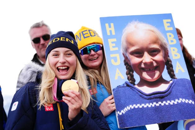 CORTINA, ITALY 20260310 Gold medalist Ebba Arsjö with her family, from left grandmother Inga-Lisa, behind stands boyfriend Joel OhlsÃ n, father Daniel Arsjö, little sister Maja Arsjö and mother Pernilla Arsjö, after winning the alpine combined in the Paralympics at the Tofane Alpine Skiing Centre in Cortina, Italy. *** The picture is included in the SPORTS PACKAGE. For others PAYMENT PICTURE *** CORTINA ITALY x9200x *** CORTINA, ITALY 20260310 Gold medalist Ebba Arsjö with her family, from left grandmother Inga Lisa, behind stands boyfriend Joel OhlsÃ n, father Daniel Arsjö, little sister Maja Arsjö and mother Pernilla Arsjö, after winning the alpine combined in the Paralympics at the Tofane Alpine Skiing Centre in Cortina, Italy The picture is included in the SPORTS PACKAGE For others PAYMENT PICTURE CORTINA ITALY x9200x  Copyright: xBjörnxLarssonxRosvall TTx PARALYMPICS 2026 ALPINE COMBINATION