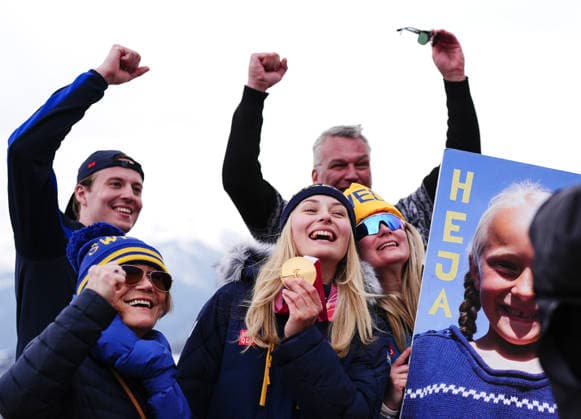 CORTINA, ITALY 20260310 Gold medalist Ebba Arsjö with her family, from left grandmother Inga-Lisa, behind stands boyfriend Joel OhlsÃ n, father Daniel Arsjö, little sister Maja Arsjö and mother Pernilla Arsjö, after winning the alpine combined in the Paralympics at the Tofane Alpine Skiing Centre in Cortina, Italy. *** The picture is included in the SPORTS PACKAGE. For others PAYMENT PICTURE *** CORTINA ITALY x9200x *** CORTINA, ITALY 20260310 Gold medalist Ebba Arsjö with her family, from left grandmother Inga Lisa, behind stands boyfriend Joel OhlsÃ n, father Daniel Arsjö, little sister Maja Arsjö and mother Pernilla Arsjö, after winning the alpine combined in the Paralympics at the Tofane Alpine Skiing Centre in Cortina, Italy The picture is included in the SPORTS PACKAGE For others PAYMENT PICTURE CORTINA ITALY x9200x  Copyright: xBjörnxLarssonxRosvall TTx PARALYMPICS 2026 ALPINE COMBINATION