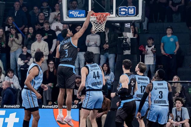Germany easyCredit BBL, Main Round 2025 26, 26 Matchday Veolia Towers Hamburg vs Science City Jena Inselpark Arena Hamburg Dunking Dunk, Benedikt Turudic Veolia Towers Hamburg, 44 , Osaro Jürgen Rich Veolia Towers Hamburg, 3 , Jan Niklas Wimberg Veolia Towers Hamburg, 17 , Devon Daniels Veolia Towers Hamburg, 21 , Will McNair Science City Jena, 3 Copyright: xStefanxTrochax