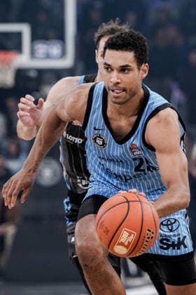 Germany easyCredit BBL, Main Round 2025 26, 26 Matchday Veolia Towers Hamburg vs Science City Jena Inselpark Arena Hamburg Kenneth Ogbe Veolia Towers Hamburg, 25 in attack with ball Copyright: xStefanxTrochax