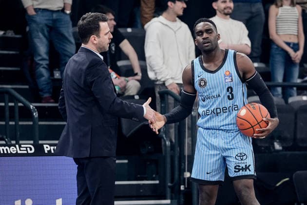 Germany easyCredit BBL, Main Round 2025 26, 26 Matchday Veolia Towers Hamburg vs Science City Jena Inselpark Arena Hamburg Osaro Jürgen Rich Veolia Towers Hamburg, 3 , Benka Barloschky Veolia Towers Hamburg, Head Coach , high-five, handshake, motivation Copyright: xStefanxTrochax