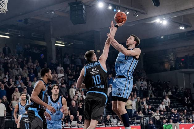 Germany easyCredit BBL, Main Round 2025 26, 26 Matchday Veolia Towers Hamburg vs Science City Jena Inselpark Arena Hamburg Lay Up Corner, Joe Wieskamp Science City Jena, 10 , Benedikt Turudic Veolia Towers Hamburg, 44 , Jan Niklas Wimberg Veolia Towers Hamburg, 17 Copyright: xStefanxTrochax