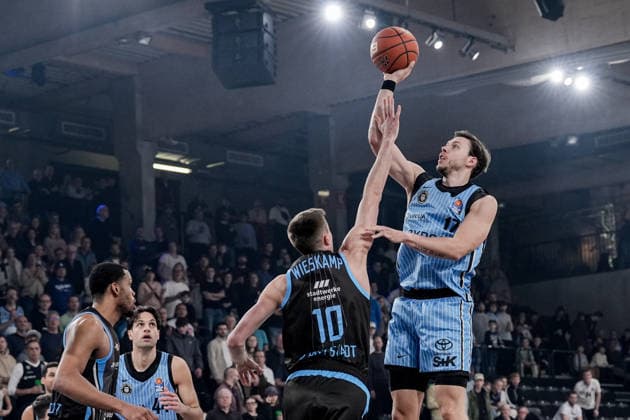 Germany easyCredit BBL, Main Round 2025 26, 26 Matchday Veolia Towers Hamburg vs Science City Jena Inselpark Arena Hamburg Lay Up Corner, Joe Wieskamp Science City Jena, 10 , Benedikt Turudic Veolia Towers Hamburg, 44 , Jan Niklas Wimberg Veolia Towers Hamburg, 17 Copyright: xStefanxTrochax