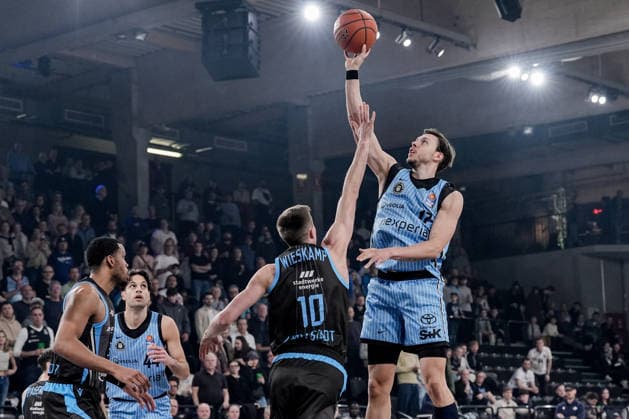 Germany easyCredit BBL, Main Round 2025 26, 26 Matchday Veolia Towers Hamburg vs Science City Jena Inselpark Arena Hamburg Lay Up Corner, Joe Wieskamp Science City Jena, 10 , Benedikt Turudic Veolia Towers Hamburg, 44 , Jan Niklas Wimberg Veolia Towers Hamburg, 17 Copyright: xStefanxTrochax