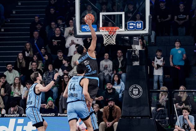 Germany easyCredit BBL, Main Round 2025 26, 26 Matchday Veolia Towers Hamburg vs Science City Jena Inselpark Arena Hamburg Dunking Dunk, Will McNair Science City Jena, 3 , Jan Niklas Wimberg Veolia Towers Hamburg, 17 , Benedikt Turudic Veolia Towers Hamburg, 44 , Ross Williams Veolia Towers Hamburg, 34 , Kenneth Ogbe Veolia Towers Hamburg, 25 Copyright: xStefanxTrochax