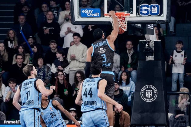 Germany easyCredit BBL, Main Round 2025 26, 26 Matchday Veolia Towers Hamburg vs Science City Jena Inselpark Arena Hamburg Dunking Dunk, Will McNair Science City Jena, 3 , Jan Niklas Wimberg Veolia Towers Hamburg, 17 , Benedikt Turudic Veolia Towers Hamburg, 44 , Ross Williams Veolia Towers Hamburg, 34 Copyright: xStefanxTrochax