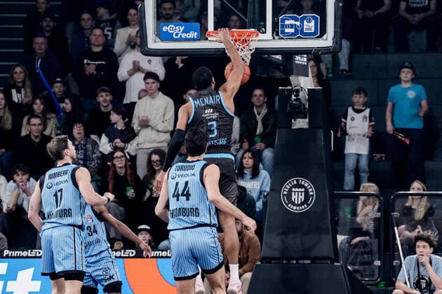 Germany easyCredit BBL, Main Round 2025 26, 26 Matchday Veolia Towers Hamburg vs Science City Jena Inselpark Arena Hamburg Dunking Dunk, Will McNair Science City Jena, 3 , Jan Niklas Wimberg Veolia Towers Hamburg, 17 , Benedikt Turudic Veolia Towers Hamburg, 44 , Ross Williams Veolia Towers Hamburg, 34 Copyright: xStefanxTrochax