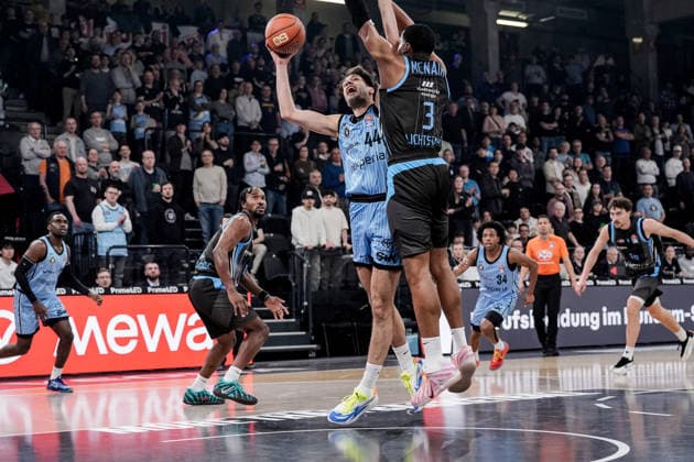 Germany easyCredit BBL, Main Round 2025 26, 26 Matchday Veolia Towers Hamburg vs Science City Jena Inselpark Arena Hamburg Benedikt Turudic Veolia Towers Hamburg, 44 Will McNair Science City Jena, 3 , Lay Up Korbleger, Osaro Jürgen Rich Veolia Towers Hamburg, 3 , Ross Williams Veolia Towers Hamburg, 34 Copyright: xStefanxTrochax