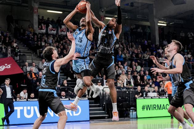 Germany easyCredit BBL, Main Round 2025 26, 26 Matchday Veolia Towers Hamburg vs Science City Jena Inselpark Arena Hamburg Kenneth Ogbe Veolia Towers Hamburg, 25 , Will McNair Science City Jena, 3 , Benedikt Turudic Veolia Towers Hamburg, 44 , Kristofer Krause Science City Jena, 36 , duel under the basket, scramble, Benka Barloschky Veolia Towers Hamburg, Head Coach Copyright: xStefanxTrochax