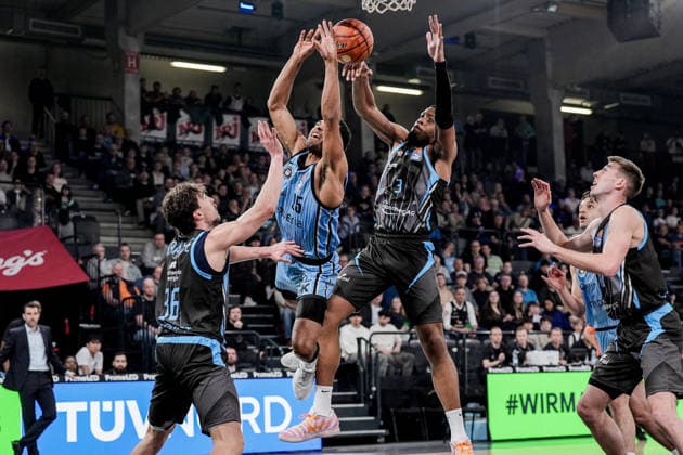 Germany easyCredit BBL, Main Round 2025 26, 26 Matchday Veolia Towers Hamburg vs Science City Jena Inselpark Arena Hamburg Kenneth Ogbe Veolia Towers Hamburg, 25 , Will McNair Science City Jena, 3 , Benedikt Turudic Veolia Towers Hamburg, 44 , Kristofer Krause Science City Jena, 36 , duel under the basket, scramble, Benka Barloschky Veolia Towers Hamburg, Head Coach Copyright: xStefanxTrochax