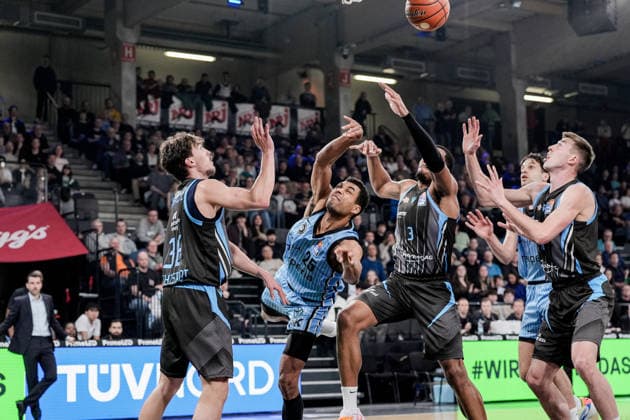 Germany easyCredit BBL, Main Round 2025 26, 26 Matchday Veolia Towers Hamburg vs Science City Jena Inselpark Arena Hamburg Kenneth Ogbe Veolia Towers Hamburg, 25 , Will McNair Science City Jena, 3 , Benedikt Turudic Veolia Towers Hamburg, 44 , Kristofer Krause Science City Jena, 36 , duel under the basket, scramble Copyright: xStefanxTrochax