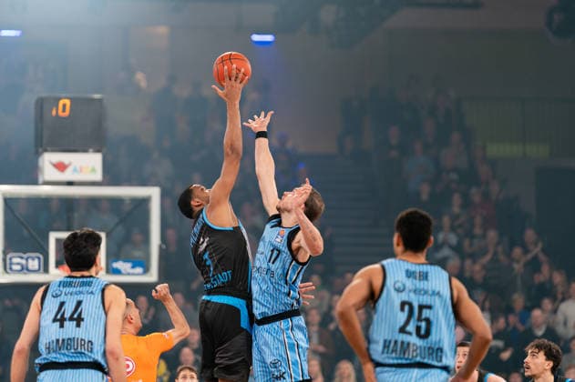 William McNair Jr Science City Jena, 03 and Niklas Wimberg Veolia Towers Hamburg, 17 at Tip Off, GER, Veolia Towers Hamburg vs Science City Jena, Basketball, Bundesliga, Matchday 26, Season 2025 2026, 10 03 2026 GER, Veolia Towers Hamburg vs Science City Jena, Basketball, Bundesliga, Matchday 26, Season 2025 2026, 10 03 2026 Hamburg Copyright: xEibner-Pressefoto MaxxVincenx EP_MVN