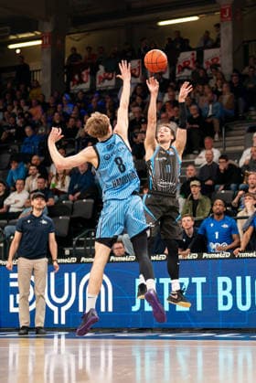 Jack Pagenkopf Science City Jena, 11 on throw, Jared Grey Veolia Towers Hamburg, 08 , GER, Veolia Towers Hamburg vs Science City Jena, Basketball, Bundesliga, Matchday 26, Season 2025 2026, 10 03 2026 GER, Veolia Towers Hamburg vs Science City Jena, Basketball, Bundesliga, Matchday 26, Season 2025 2026, 10 03 2026 Hamburg Copyright: xEibner-Pressefoto MaxxVincenx EP_MVN