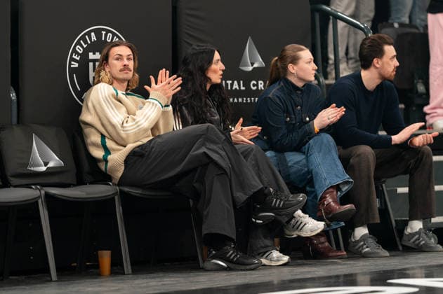Jackson Irvine FC St Pauli, 07 visits the Towers, GER, Veolia Towers Hamburg vs Science City Jena, Basketball, Bundesliga, Matchday 26, Season 2025 2026, 10 03 2026 GER, Veolia Towers Hamburg vs Science City Jena, Basketball, Bundesliga, Matchday 26, Season 2025 2026, 10 03 2026 Hamburg Copyright: xEibner-Pressefoto MaxxVincenx EP_MVN