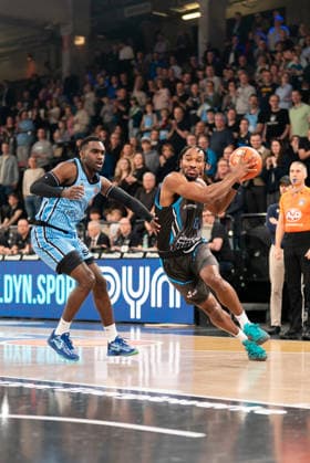 Keith Braxton Jr Science City Jena, 13 dribbling against Osaro Rich Veolia Towers Hamburg, 03 , GER, Veolia Towers Hamburg vs Science City Jena, Basketball, Bundesliga, Matchday 26, Season 2025 2026, 10 03 2026 GER, Veolia Towers Hamburg vs Science City Jena, Basketball, Bundesliga, Matchday 26, Season 2025 2026, 10 03 2026 Hamburg Copyright: xEibner-Pressefoto MaxxVincenx EP_MVN