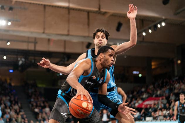 William McNair Jr Science City Jena, 03 dribbling against Benedikt Turudic Veolia Towers Hamburg, 44 , GER, Veolia Towers Hamburg vs Science City Jena, Basketball, Bundesliga, Matchday 26, Season 2025 2026, 10 03 2026 GER, Veolia Towers Hamburg vs Science City Jena, Basketball, Bundesliga, Matchday 26, Season 2025 2026, 10 03 2026 Hamburg Copyright: xEibner-Pressefoto MaxxVincenx EP_MVN