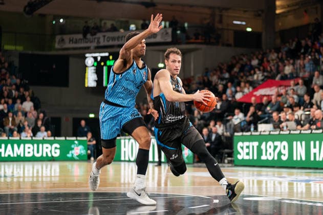 Jack Pagenkopf Science City Jena, 11 dribbling against Kenneth Ogbe Veolia Towers Hamburg, 25 , GER, Veolia Towers Hamburg vs Science City Jena, Basketball, Bundesliga, Matchday 26, Season 2025 2026, 10 03 2026 GER, Veolia Towers Hamburg vs Science City Jena, Basketball, Bundesliga, Matchday 26, Season 2025 2026, 10 03 2026 Hamburg Copyright: xEibner-Pressefoto MaxxVincenx EP_MVN
