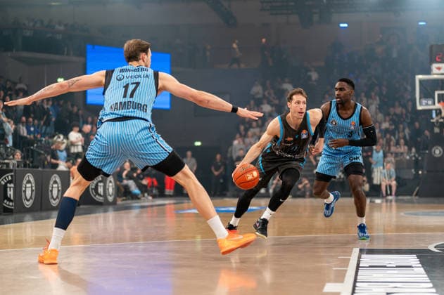 Jack Pagenkopf Science City Jena, 11 dribbling against Niklas Wimberg Veolia Towers Hamburg, 17 and Osaro Rich Veolia Towers Hamburg, 03 , GER, Veolia Towers Hamburg vs Science City Jena, Basketball, Bundesliga, Matchday 26, Season 2025 2026, 10 03 2026 GER, Veolia Towers Hamburg vs Science City Jena, Basketball, Bundesliga, Matchday 26, Season 2025 2026, 10 03 2026 Hamburg Copyright: xEibner-Pressefoto MaxxVincenx EP_MVN