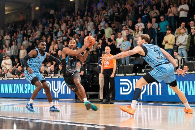 Keith Braxton Jr Science City Jena, 13 dribbling against Osaro Rich Veolia Towers Hamburg, 03 and Niklas Wimberg Veolia Towers Hamburg, 17 , GER, Veolia Towers Hamburg vs Science City Jena, Basketball, Bundesliga, Matchday 26, Season 2025 2026, 10 03 2026 GER, Veolia Towers Hamburg vs Science City Jena, Basketball, Bundesliga, Matchday 26, Season 2025 2026, 10 03 2026 Hamburg Copyright: xEibner-Pressefoto MaxxVincenx EP_MVN