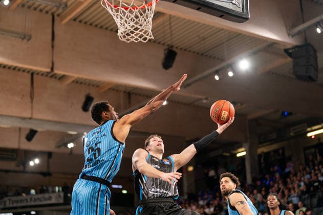Jack Pagenkopf Science City Jena, 11 on a lay-up, Kenneth Ogbe Veolia Towers Hamburg, 25 , GER, Veolia Towers Hamburg vs Science City Jena, Basketball, Bundesliga, Matchday 26, Season 2025 2026, 10 03 2026 GER, Veolia Towers Hamburg vs Science City Jena, Basketball, Bundesliga, Matchday 26, Season 2025 2026, 10 03 2026 Hamburg Copyright: xEibner-Pressefoto MaxxVincenx EP_MVN