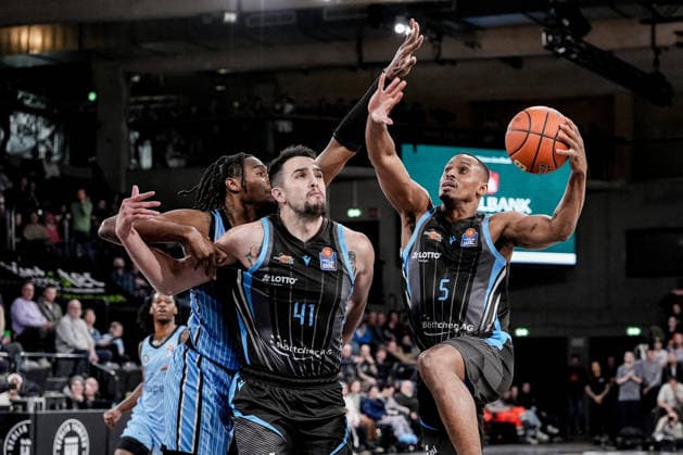 Germany easyCredit BBL, Main Round 2025 26, 26 Matchday Veolia Towers Hamburg vs Science City Jena Inselpark Arena Hamburg Chris Carter Science City Jena, 5 , Alex Herrera Science City Jena, 41 , Karl Gamble II Veolia Towers Hamburg, 27 , Leonard Thorpe Jr Veolia Towers Hamburg, 2 Copyright: xStefanxTrochax