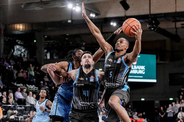 Germany easyCredit BBL, Main Round 2025 26, 26 Matchday Veolia Towers Hamburg vs Science City Jena Inselpark Arena Hamburg Chris Carter Science City Jena, 5 , Alex Herrera Science City Jena, 41 , Karl Gamble II Veolia Towers Hamburg, 27 , Leonard Thorpe Jr Veolia Towers Hamburg, 2 Copyright: xStefanxTrochax