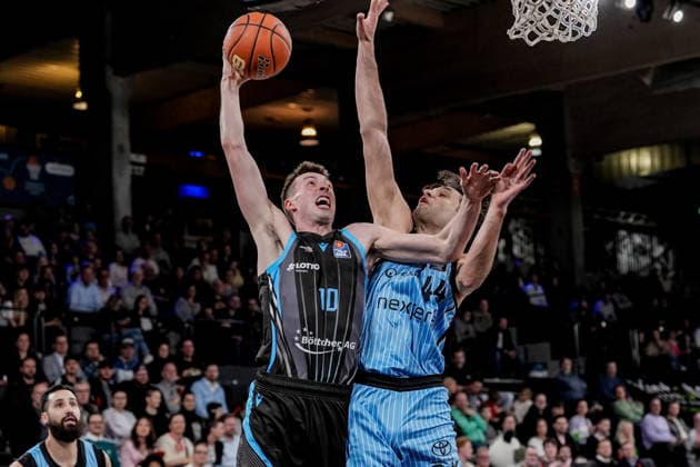 Germany easyCredit BBL, Main Round 2025 26, 26 Matchday Veolia Towers Hamburg vs Science City Jena Inselpark Arena Hamburg Joe Wieskamp Science City Jena, 10 , Benedikt Turudic Veolia Towers Hamburg, 44 , Martin Breunig Veolia Towers Hamburg, 13 , Fight under the basket, lay-up basketball Copyright: xStefanxTrochax