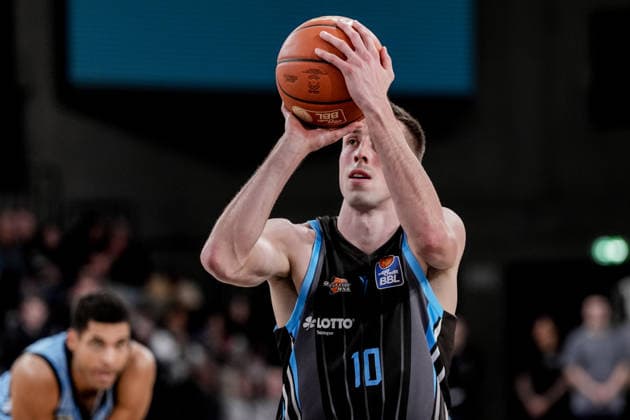 Germany easyCredit BBL, Main Round 2025 26, 26 Matchday Veolia Towers Hamburg vs Science City Jena Inselpark Arena Hamburg Free throw, Joe Wieskamp Science City Jena, 10 , Devon Daniels Veolia Towers Hamburg, 21 Copyright: xStefanxTrochax