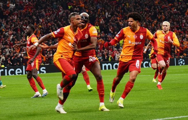 NBUL, TURKEY - MARCH 10: Mario Lemina of Galatasaray celebrates after scoring the first goal of his team with Victor Osimhen (C) and Gabriel Sara (R) during the UEFA Champions League 2025 26 Round of 16 First Leg match between Galatasaray SK and Liverpool FC at Ali Sami Yen Spor Kompleksi on March 10, 2026 in Istanbul, Turkey. Istanbul Turkey Copyright: xSeskimphotox GSaray-Liverpool-100326 (3)