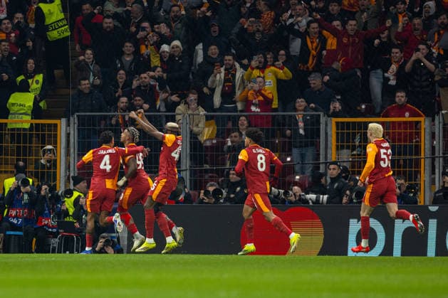 Football - UEFA Champions League - Round of 16 - 1st Leg - Galatasaray SK v Liverpool FC ISTANBUL, TURKEY - Tuesday, March 10, 2026: Galatasaray s Mario Lemina celebrates with team-mates after scoring the first goal during the UEFA Champions League Round of 16 1st Leg match between Galatasaray SK and Liverpool FC at the Ali Sami Yen Stadium. (Photo by David Rawcliffe Propaganda) ISTANBUL Ali Sami Yen Stadium MARMARA TURKEY  Copyright: xDavidxRawcliffex P2026-03-10-Galatasaray_Liverpool-47