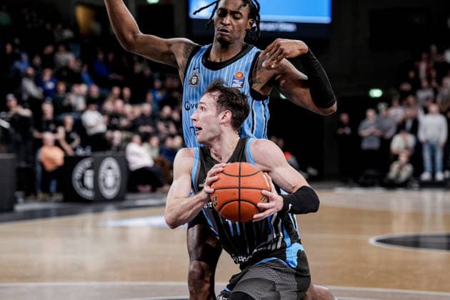 Germany easyCredit BBL, Main Round 2025 26, 26 Matchday Veolia Towers Hamburg vs Science City Jena Inselpark Arena Hamburg Jack Pagenkopf Science City Jena, 11 , Karl Gamble II Veolia Towers Hamburg, 27 , duel under the basket Copyright: xStefanxTrochax