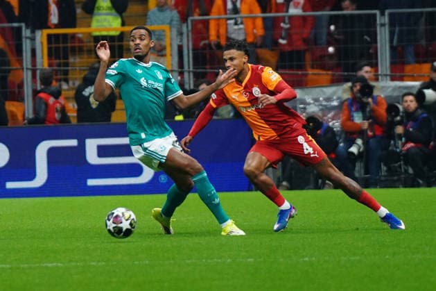 NBUL, TURKEY - MARCH 10: Ismail Jakobs (R)of Galatasaray and Ryan Gravenberch (L) of Liverpool FC battle for the ball during the UEFA Champions League 2025 26 Round of 16 First Leg match between Galatasaray SK and Liverpool FC at Ali Sami Yen Spor Kompleksi on March 10, 2026 in Istanbul, Turkey. Istanbul Turkey Copyright: xSeskimphotox GSaray-Liverpool-100326 (15)