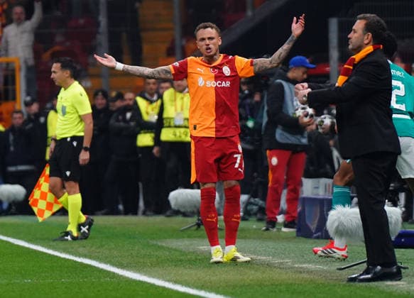 NBUL, TURKEY - MARCH 10: Noa Lang and Coach Okan Buruk of Galatasaray reacts during the UEFA Champions League 2025 26 Round of 16 First Leg match between Galatasaray SK and Liverpool FC at Ali Sami Yen Spor Kompleksi on March 10, 2026 in Istanbul, Turkey. Istanbul Turkey Copyright: xSeskimphotox GSaray-Liverpool-100326 (17)
