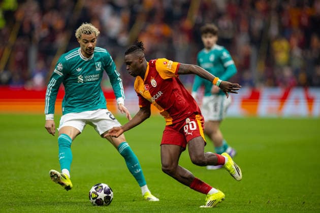 Football - UEFA Champions League - Round of 16 - 1st Leg - Galatasaray SK v Liverpool FC ISTANBUL, TURKEY - Tuesday, March 10, 2026: Liverpool s Hugo Ekitike (L) and Galatasaray s Wilfried Singo during the UEFA Champions League Round of 16 1st Leg match between Galatasaray SK and Liverpool FC at the Ali Sami Yen Stadium. (Photo by David Rawcliffe Propaganda) ISTANBUL Ali Sami Yen Stadium MARMARA TURKEY  Copyright: xDavidxRawcliffex P2026-03-10-Galatasaray_Liverpool-51