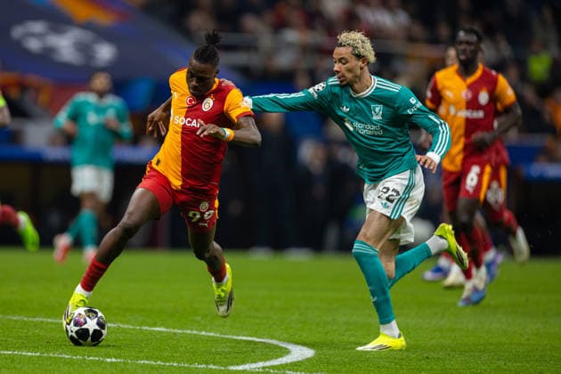 Football - UEFA Champions League - Round of 16 - 1st Leg - Galatasaray SK v Liverpool FC ISTANBUL, TURKEY - Tuesday, March 10, 2026: Liverpool s Hugo Ekitike (L) and Galatasaray s Wilfried Singo during the UEFA Champions League Round of 16 1st Leg match between Galatasaray SK and Liverpool FC at the Ali Sami Yen Stadium. (Photo by David Rawcliffe Propaganda) ISTANBUL Ali Sami Yen Stadium MARMARA TURKEY  Copyright: xDavidxRawcliffex P2026-03-10-Galatasaray_Liverpool-53