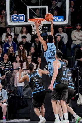 Germany easyCredit BBL, Main Round 2025 26, 26 Matchday Veolia Towers Hamburg vs Science City Jena Inselpark Arena Hamburg Dunking Dunk, Kenneth Ogbe Veolia Towers Hamburg, 25 , Chris Carter Science City Jena, 5 , Alex Herrera Science City Jena, 41 , Lorenz Bank Science City Jena, 25 Copyright: xStefanxTrochax